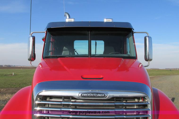 image for item E5218 2007 Freightliner Columbia semi truck