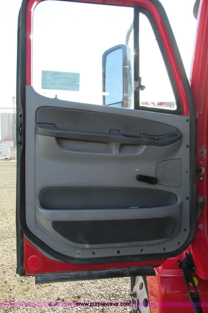 image for item E5218 2007 Freightliner Columbia semi truck