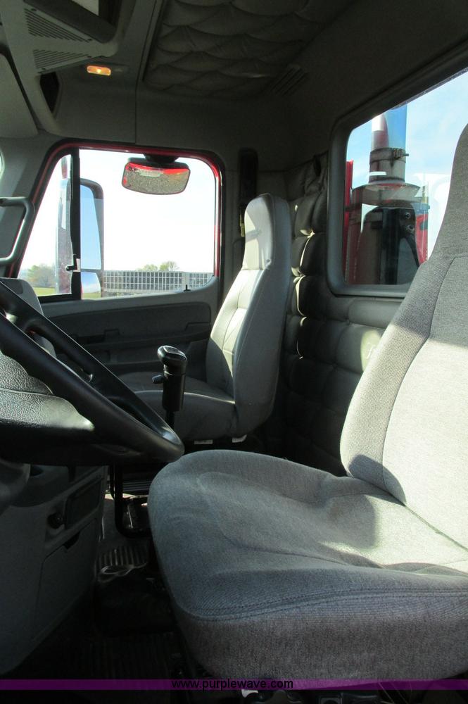 image for item E5218 2007 Freightliner Columbia semi truck