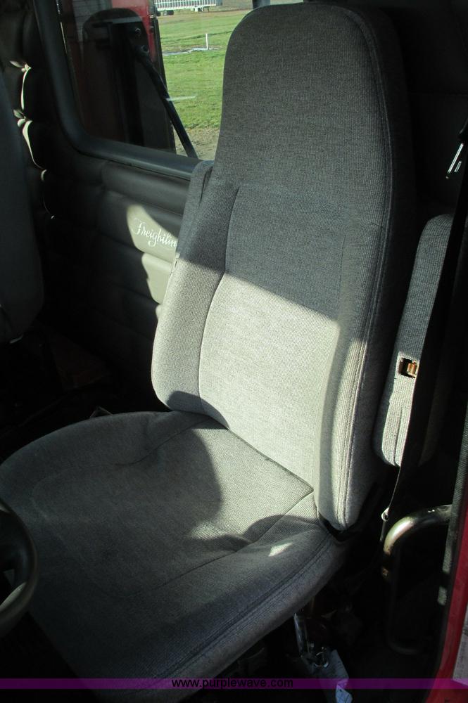 image for item E5218 2007 Freightliner Columbia semi truck