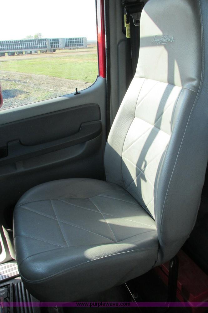 image for item E5218 2007 Freightliner Columbia semi truck