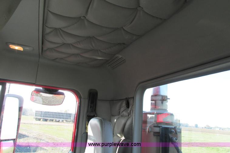 image for item E5218 2007 Freightliner Columbia semi truck