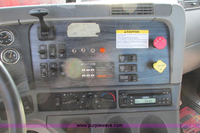 image for item E5218 2007 Freightliner Columbia semi truck