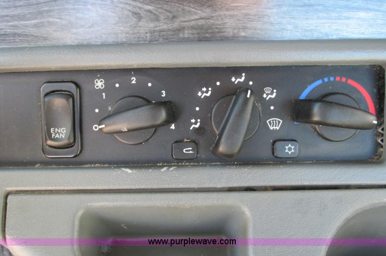 image for item E5218 2007 Freightliner Columbia semi truck