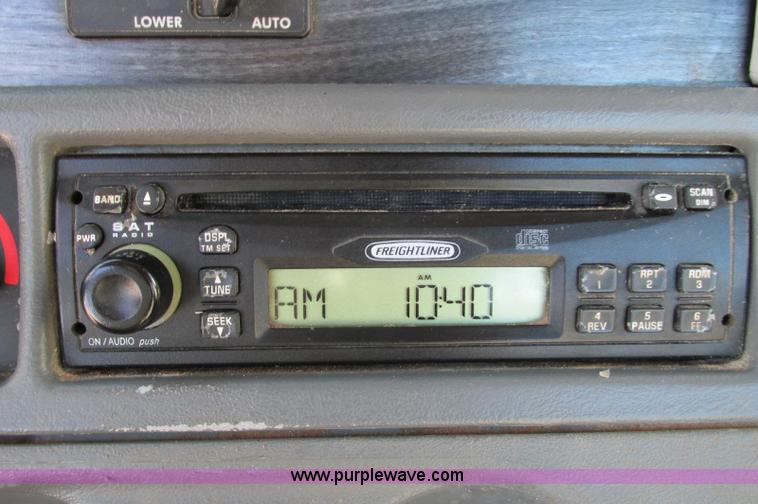 image for item E5218 2007 Freightliner Columbia semi truck