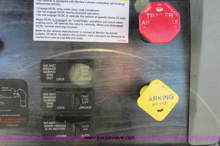 image for item E5218 2007 Freightliner Columbia semi truck