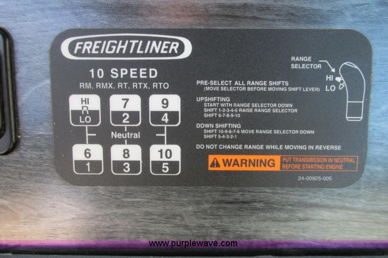 image for item E5218 2007 Freightliner Columbia semi truck