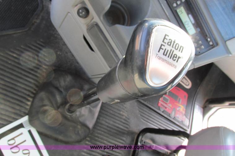 image for item E5218 2007 Freightliner Columbia semi truck