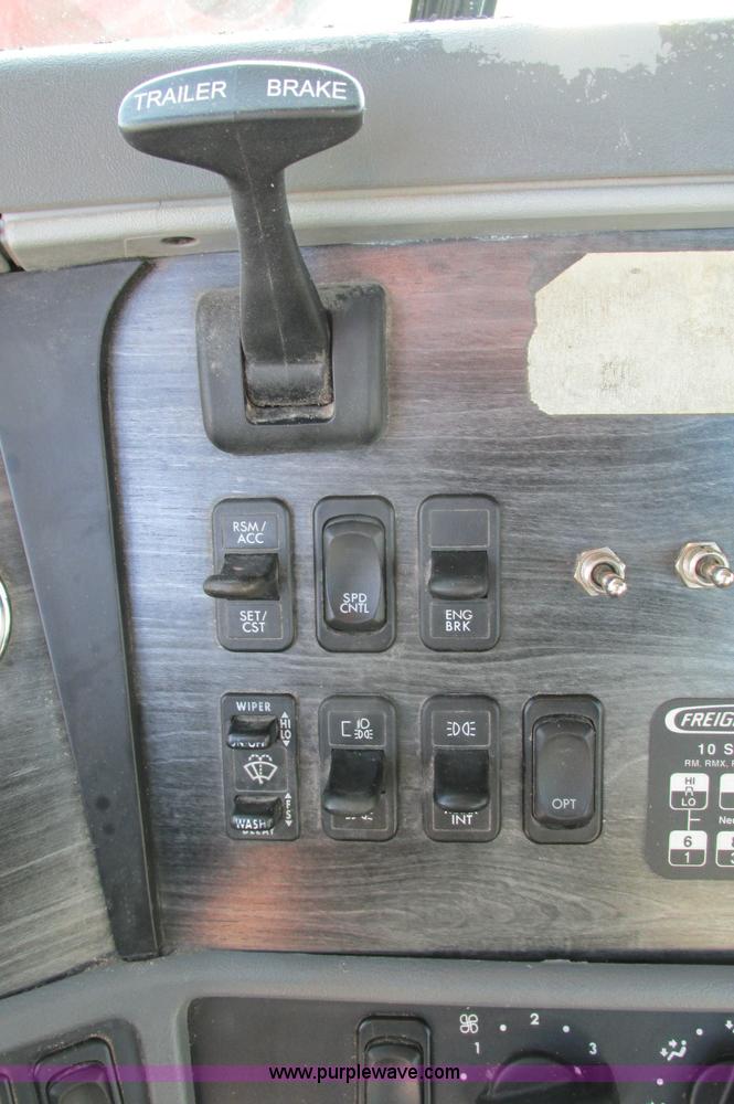 image for item E5218 2007 Freightliner Columbia semi truck