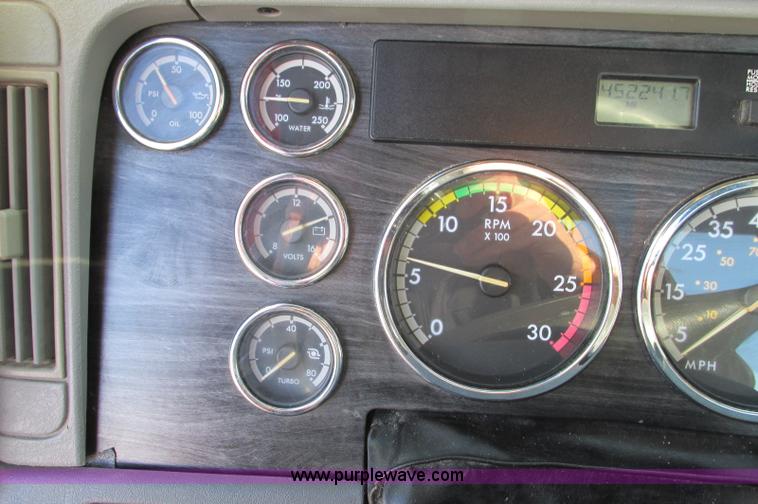 image for item E5218 2007 Freightliner Columbia semi truck