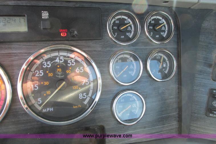 image for item E5218 2007 Freightliner Columbia semi truck