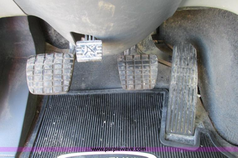 image for item E5218 2007 Freightliner Columbia semi truck