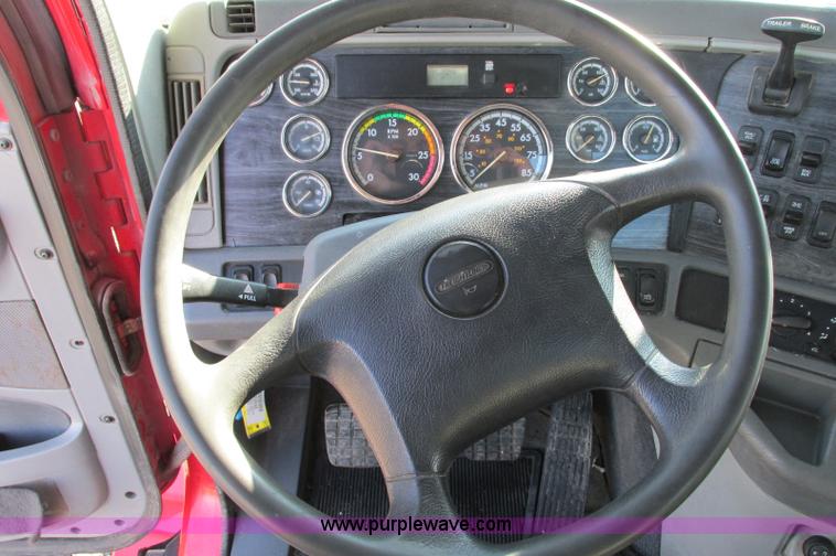 image for item E5218 2007 Freightliner Columbia semi truck