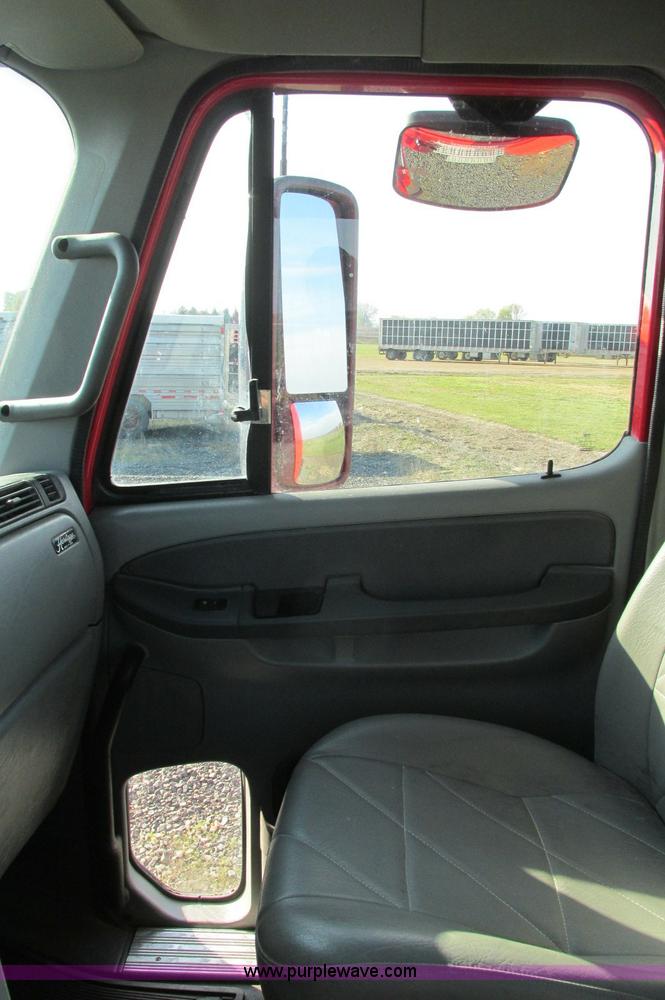 image for item E5218 2007 Freightliner Columbia semi truck