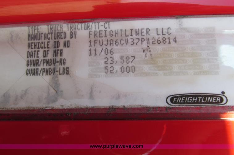 image for item E5218 2007 Freightliner Columbia semi truck
