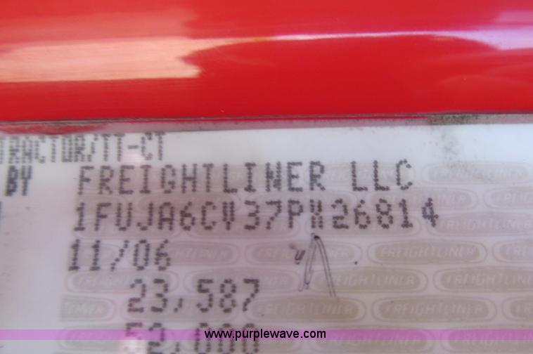 image for item E5218 2007 Freightliner Columbia semi truck