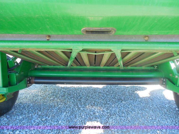 image for item F3262 2002 John Deere 567 round baler