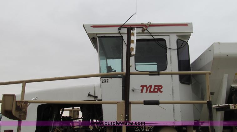 image for item G2176 1993 Tyler 4275 dry fertilizer spreader truck