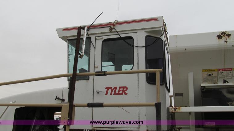 image for item G2176 1993 Tyler 4275 dry fertilizer spreader truck