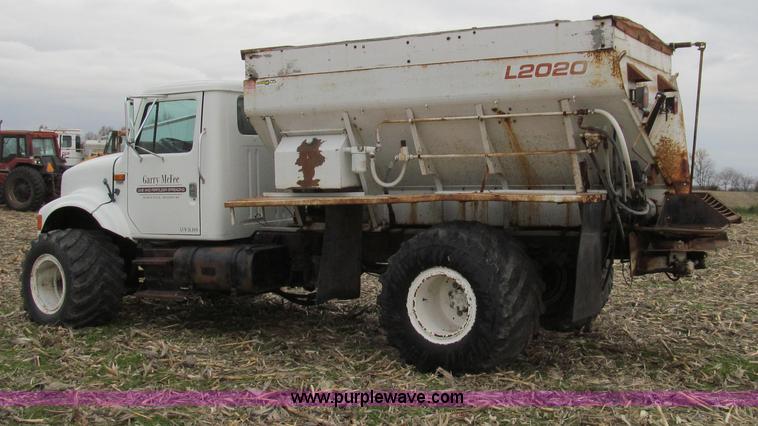 image for item G2177 1994 International 4900 dry fertilizer spreader truck