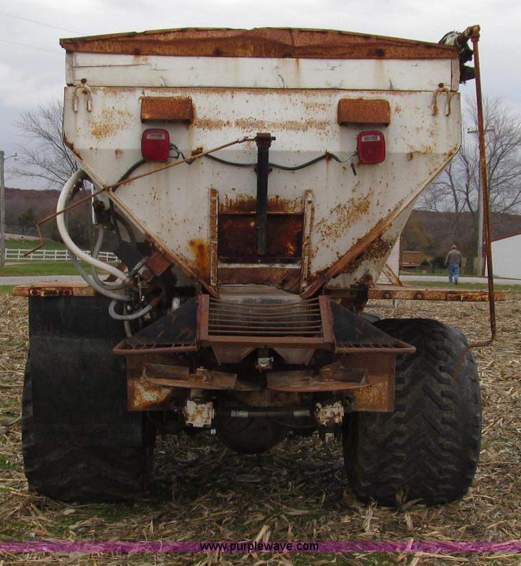 1994 International 4900 dry fertilizer spreader truck in Weatherby, MO