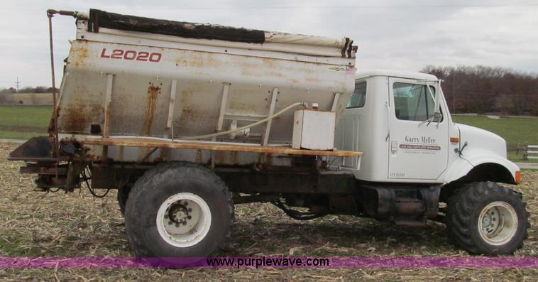 image for item G2177 1994 International 4900 dry fertilizer spreader truck