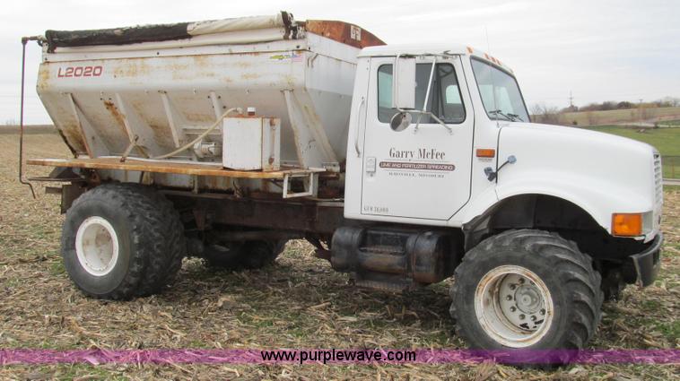 image for item G2177 1994 International 4900 dry fertilizer spreader truck