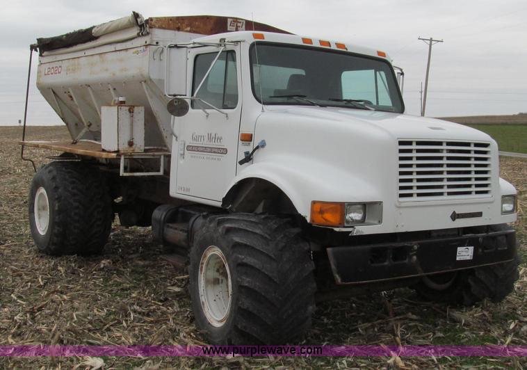 image for item G2177 1994 International 4900 dry fertilizer spreader truck