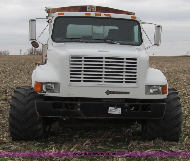 image for item G2177 1994 International 4900 dry fertilizer spreader truck