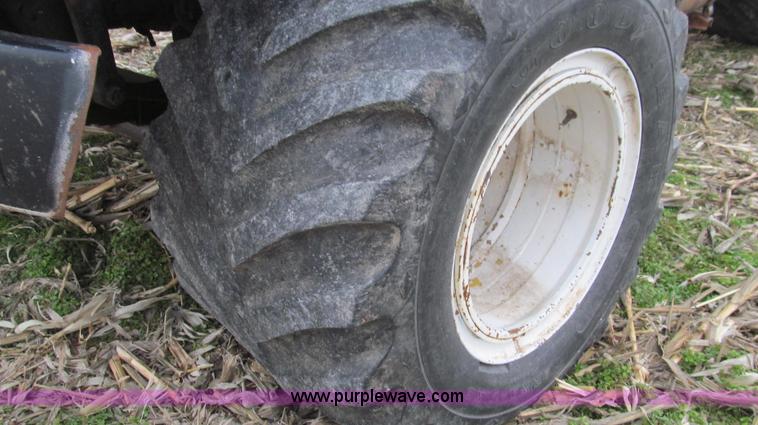 image for item G2177 1994 International 4900 dry fertilizer spreader truck