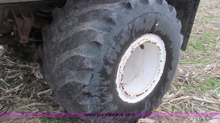 image for item G2177 1994 International 4900 dry fertilizer spreader truck