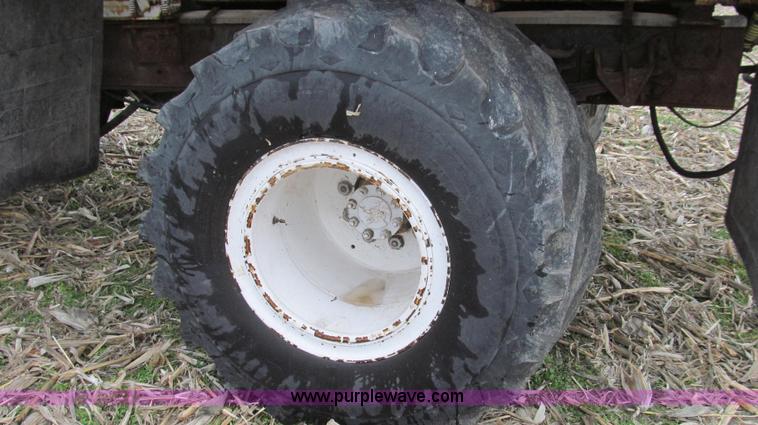 image for item G2177 1994 International 4900 dry fertilizer spreader truck