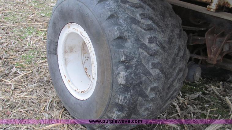 image for item G2177 1994 International 4900 dry fertilizer spreader truck