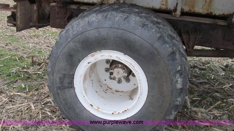 image for item G2177 1994 International 4900 dry fertilizer spreader truck