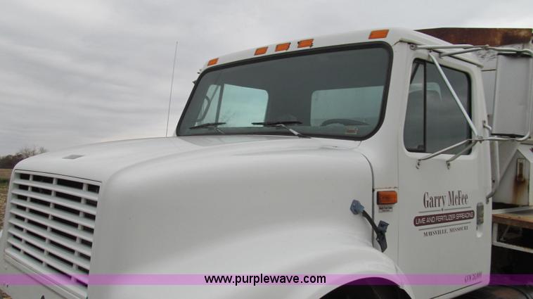 image for item G2177 1994 International 4900 dry fertilizer spreader truck