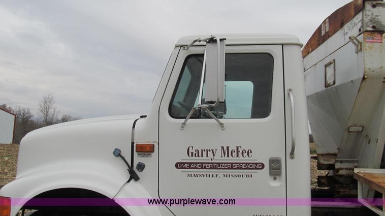 image for item G2177 1994 International 4900 dry fertilizer spreader truck