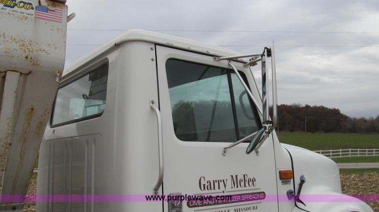 image for item G2177 1994 International 4900 dry fertilizer spreader truck