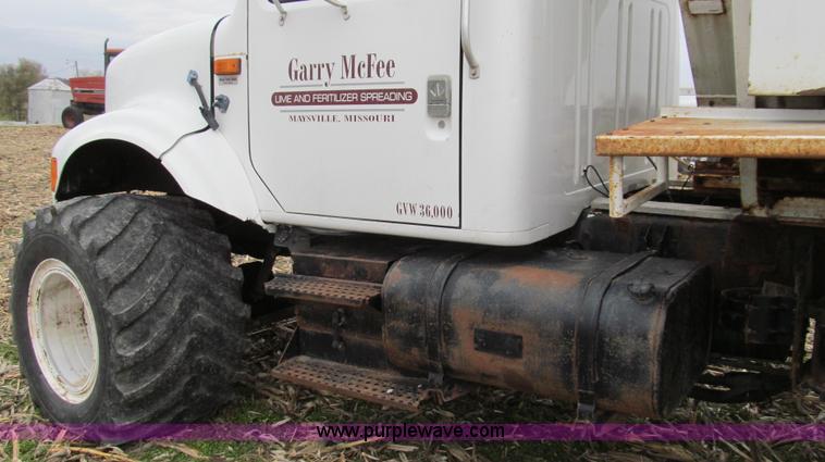 image for item G2177 1994 International 4900 dry fertilizer spreader truck