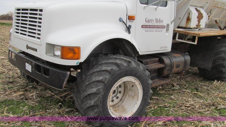 image for item G2177 1994 International 4900 dry fertilizer spreader truck