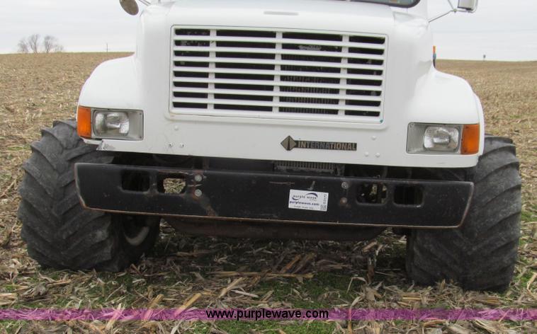 image for item G2177 1994 International 4900 dry fertilizer spreader truck