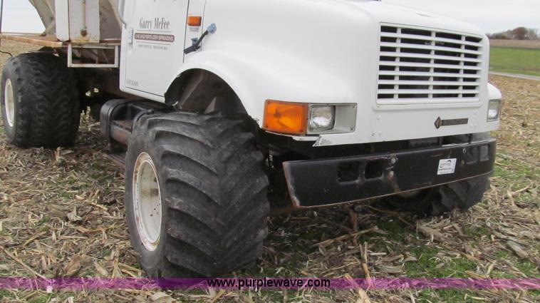 image for item G2177 1994 International 4900 dry fertilizer spreader truck