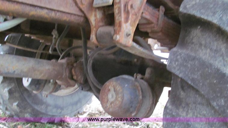 image for item G2177 1994 International 4900 dry fertilizer spreader truck