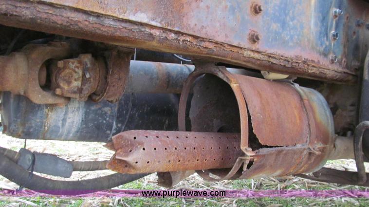 image for item G2177 1994 International 4900 dry fertilizer spreader truck