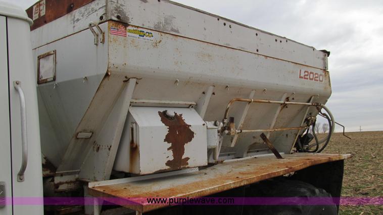 image for item G2177 1994 International 4900 dry fertilizer spreader truck