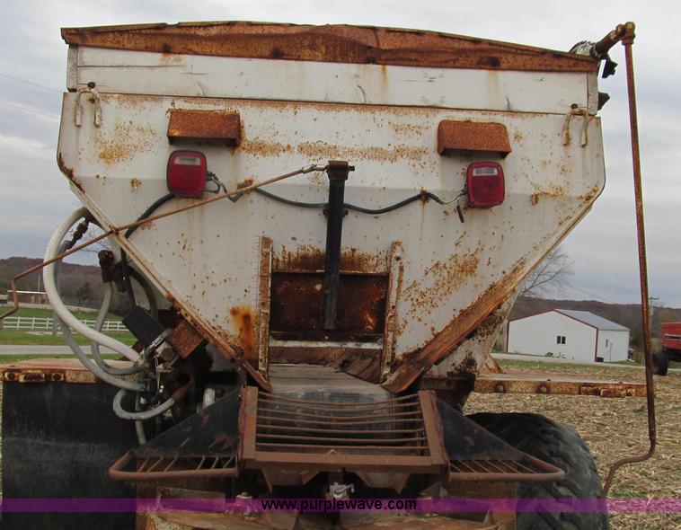 image for item G2177 1994 International 4900 dry fertilizer spreader truck