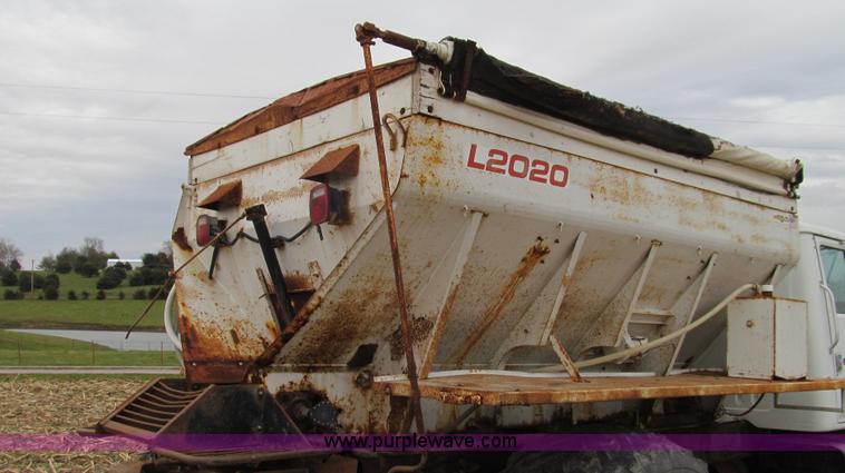 image for item G2177 1994 International 4900 dry fertilizer spreader truck