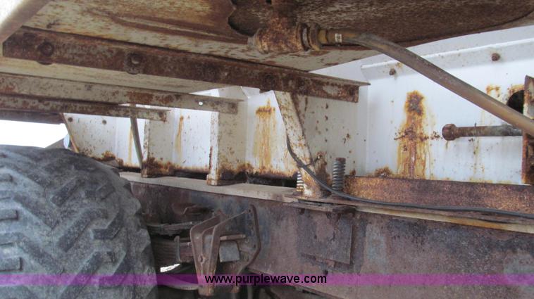 image for item G2177 1994 International 4900 dry fertilizer spreader truck