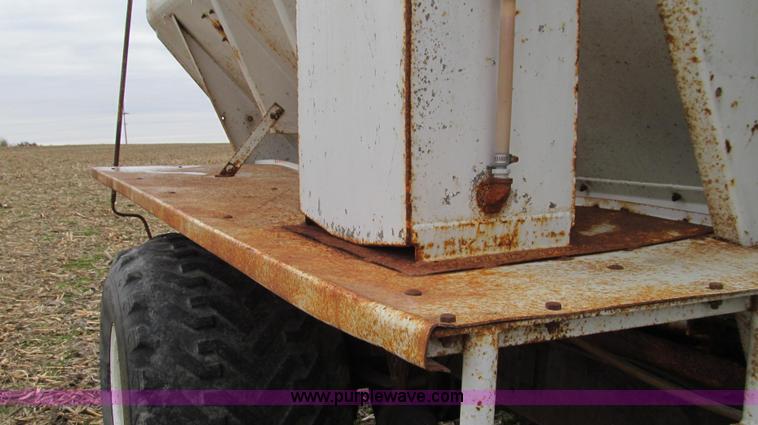 image for item G2177 1994 International 4900 dry fertilizer spreader truck