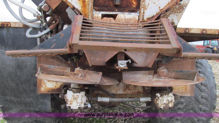 image for item G2177 1994 International 4900 dry fertilizer spreader truck