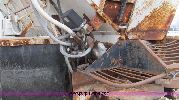 image for item G2177 1994 International 4900 dry fertilizer spreader truck